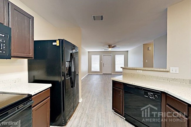 Building Photo - 5975 Midcrown Dr