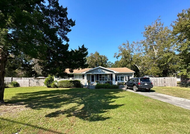 Building Photo - Charming James Island Three Bedroom Home w...