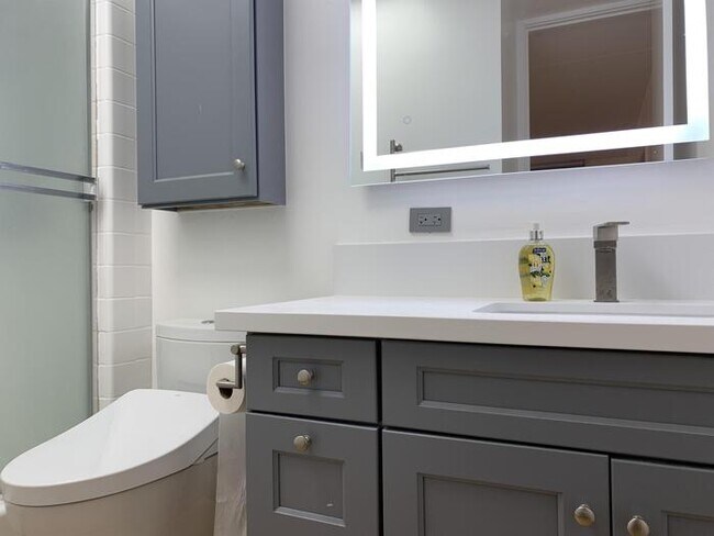 Foto del edificio - 3 Bed/2 Bath/1 Parking - Waikiki - Kitchen...