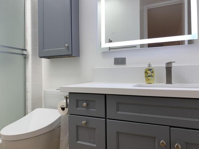 Building Photo - 3 Bed/2 Bath/1 Parking - Waikiki - Kitchen...