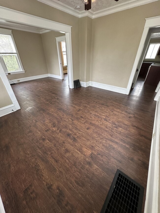 Building Photo - 708 4th Ave S