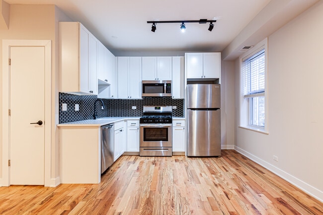 Building Photo - 655 W Wrightwood Ave