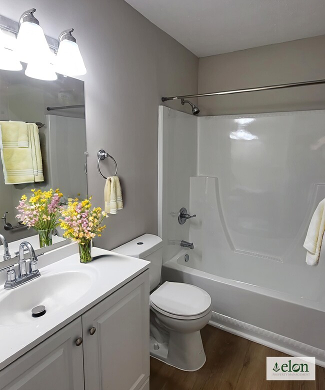 Baño del pasillo - Woods at Oak Crossing