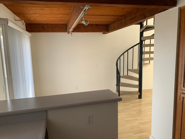 Building Photo - 1212 5th St