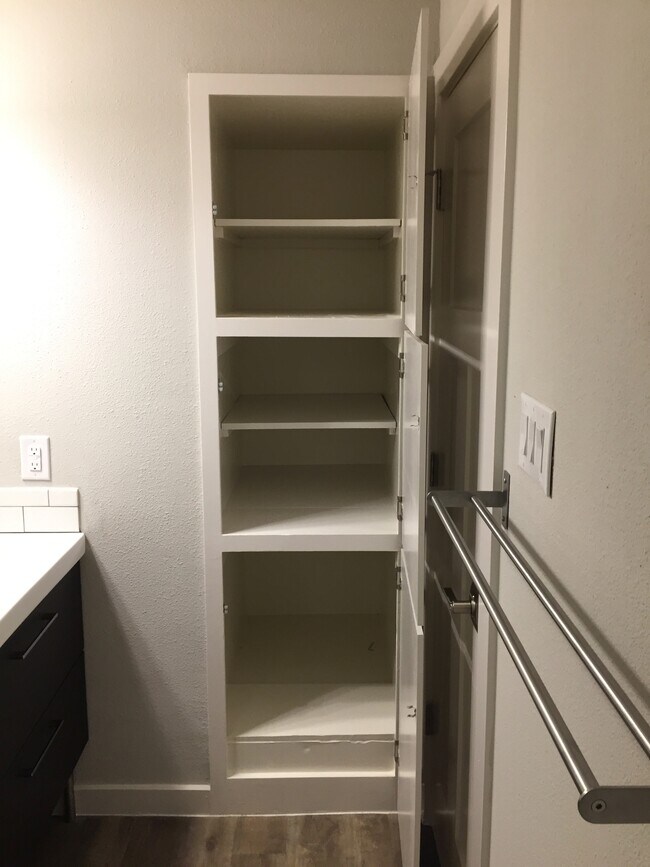 Amplio espacio de almacenamiento en el baño (almacenamiento adicional debajo del tocador). - 3440 Willowrun Drive