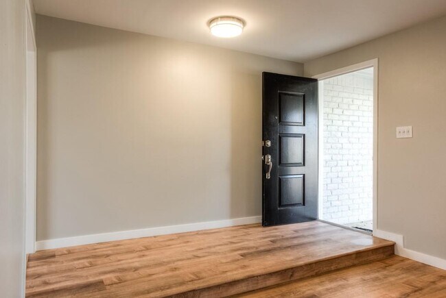 Foto del edificio - 7403 Glenhill Rd