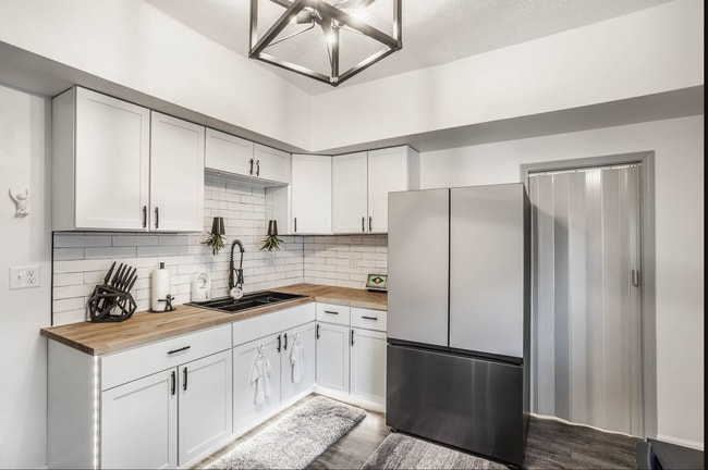 Foto del edificio - Newly Remolded Three Bedroom Home Located near 21st Street and Riverside Dr