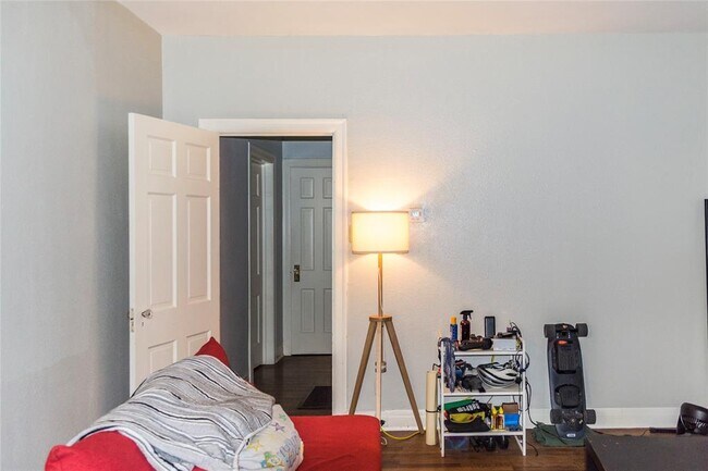 Foto del edificio - 1918 Robbins Pl