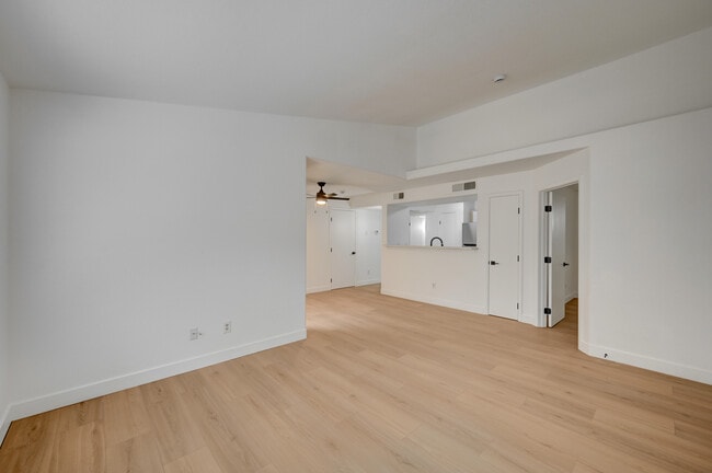 Foto del edificio - 2300 E Silverado Ranch Blvd