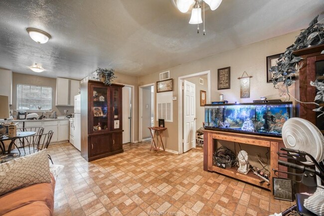 Building Photo - 2404 Jaguar Dr