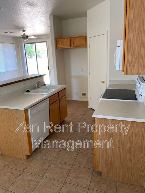 Building Photo - 1323 S Providence Cir