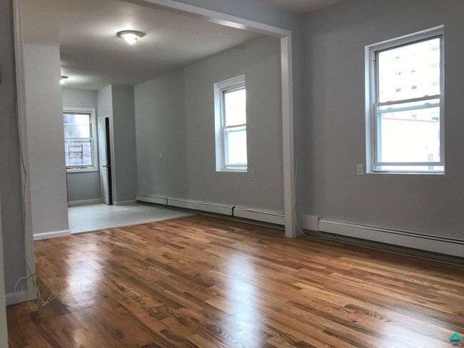 Building Photo - 167 Menahan St