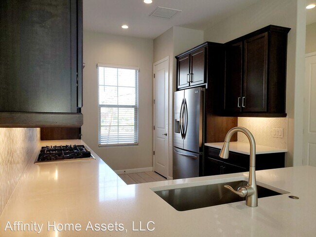 Building Photo - 3 br, 2 bath House - 6519 E Bluefield Ave