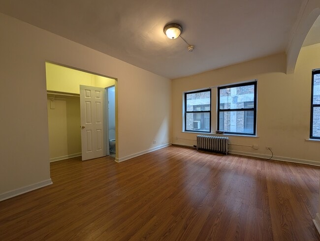 Building Photo - 5417 N Kenmore Ave