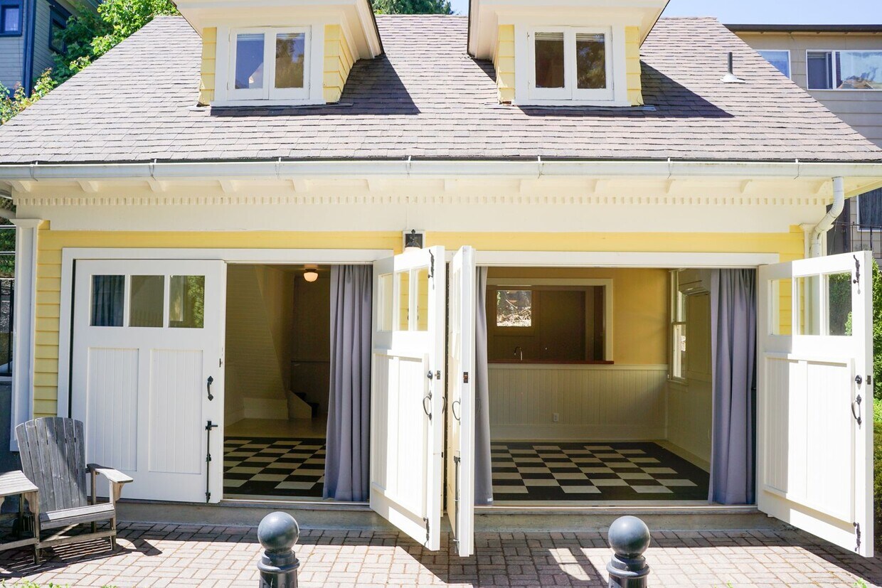 Primary Photo - Beautifully Renovated 1-Bedroom "Carriage ...
