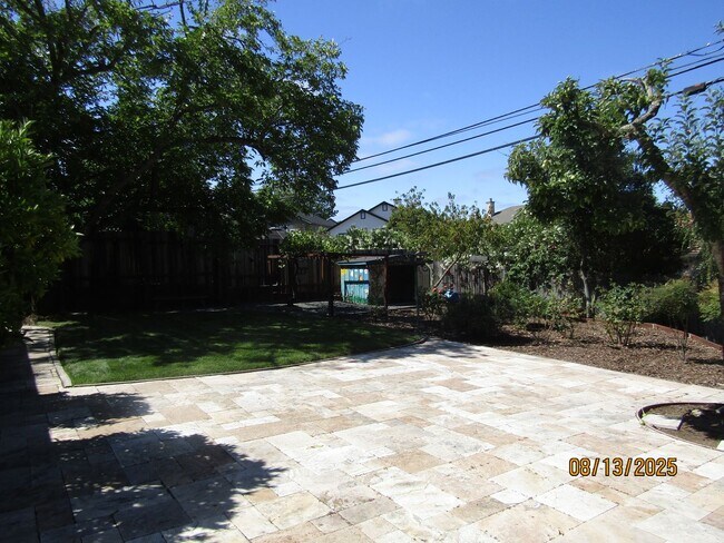 Building Photo - Beautiful single story home with amazing b...