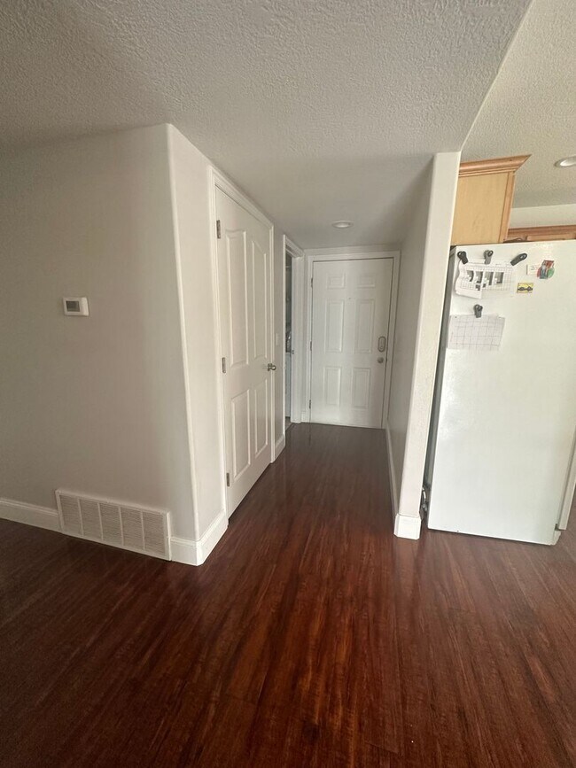 Building Photo - 2 Bed 2 bath bottom unit condo in Orem