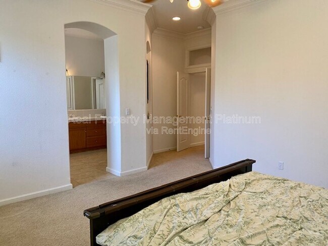 Foto del edificio - 2450 Magill Ave