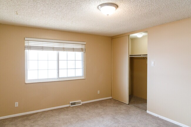 Private room - 13949 E Bails Pl
