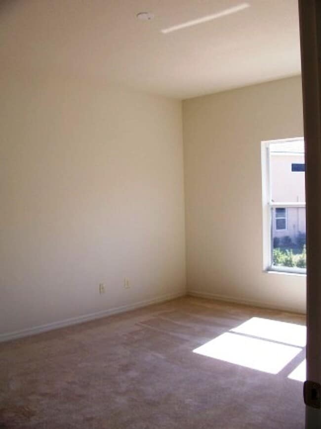 Building Photo - Brentwood Townhome with Social Membership