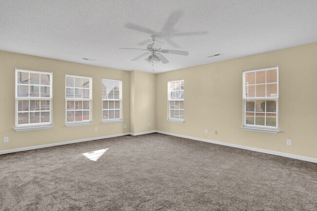 Building Photo - Spacious home in Greensboro!