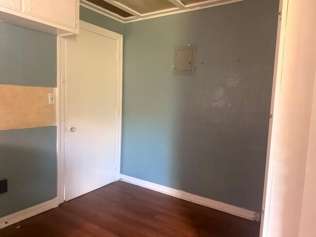 Foto del edificio - **Charming 3-Bedroom Home in a Great Neighborhood – $900/Month**
