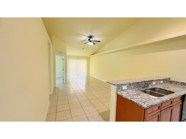 Foto del edificio - 3 Bedroom 2 Bath 1 Car garage Duplex! Convenient Location! SW Cape!