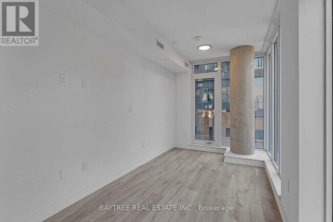 Photo du bâtiment - 2 Augusta Ave