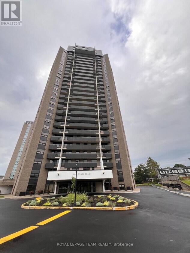 Photo principale - 900-900 Dynes Rd