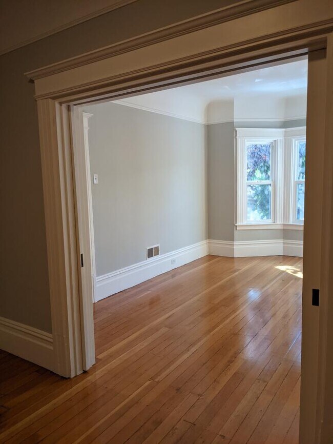 Building Photo - 3 bedroom in San Francisco CA 94110
