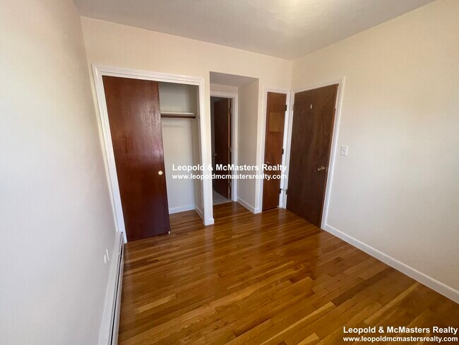 Foto del edificio - 164 North Beacon St