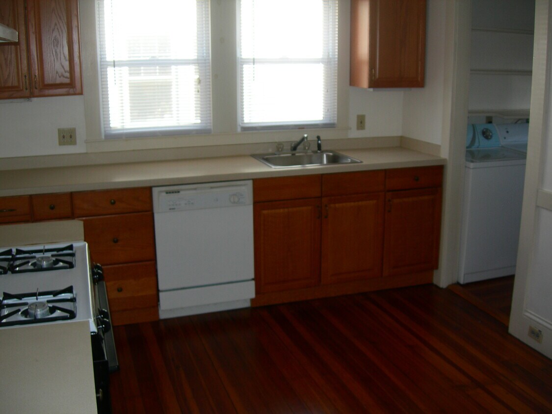 Primary Photo - 835 Belmont St