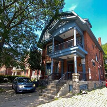 Building Photo - 301 Rue Wilbrod St