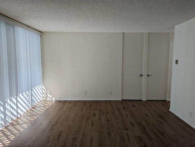 Building Photo - 2210 N Beachwood Dr
