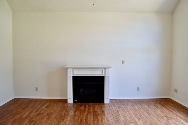 Building Photo - Spacious 3 Bedroom Condo!