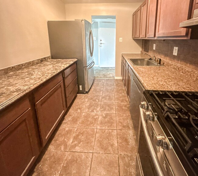 Building Photo - NEWLY AVAILABLE - RENOVATED 3 BR UNIT IN T...