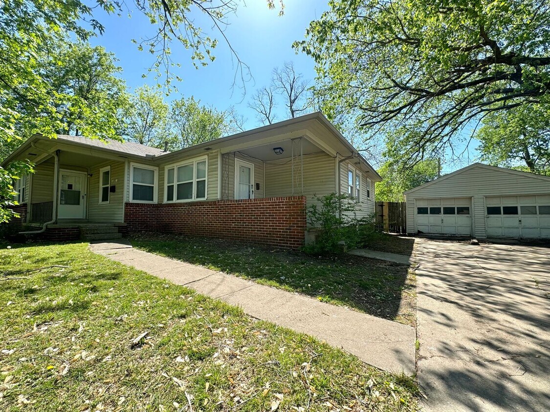 Foto principal - Cozy 2-bedroom 1-bathroom duplex Located i...