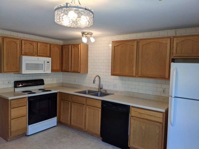 kitchen - 1031 Arlington Ct