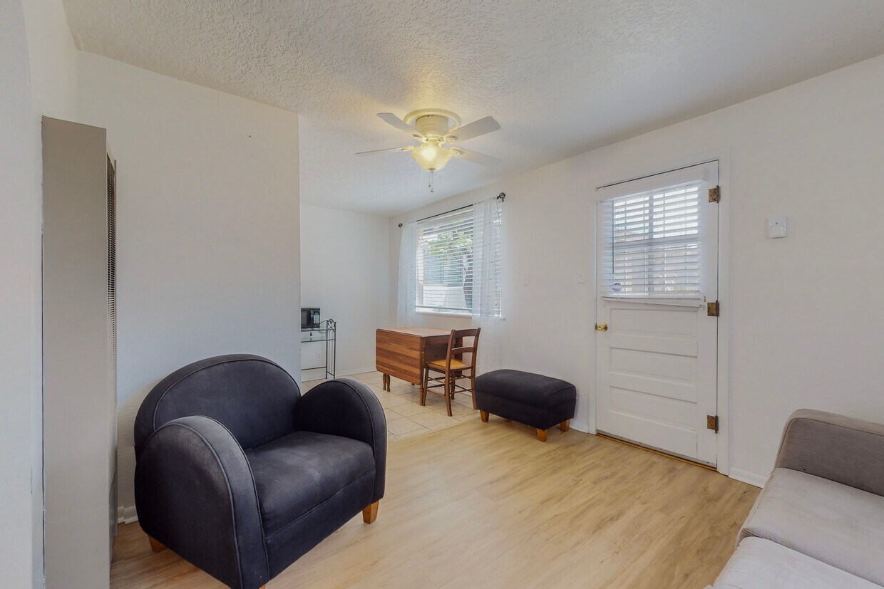 Foto principal - 2701 Christine St NE