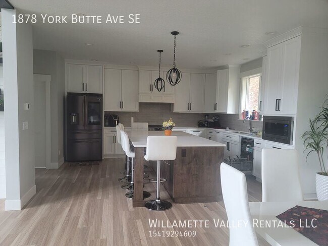 Building Photo - Newer home in Salem - Available mid-June