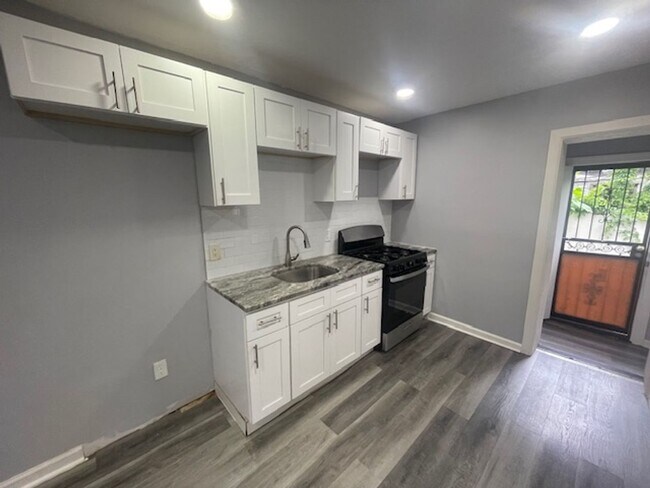 Building Photo - 3 Bedroom Home Available Now