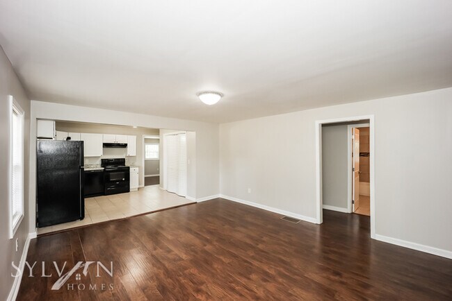 Building Photo - Live the good life in this sweet 3BR, 2BA ...