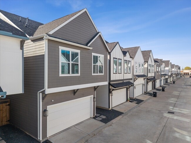 Foto del edificio - 8411 Berry Brush Ln