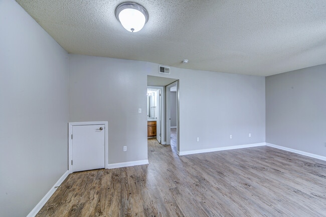 79505_hdp_edenpoint_flpn1_int_liv2.jpg - Eden Point Apartments