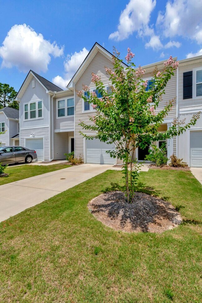 Foto del edificio - Beautiful 3-bedroom, 2.5-bathroom townhome...