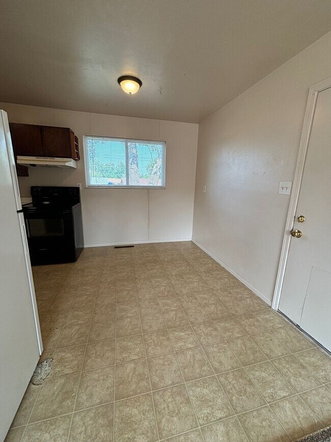 Foto del edificio - 3 Bedroom, 1 Bathroom Near Fort Carson - A...