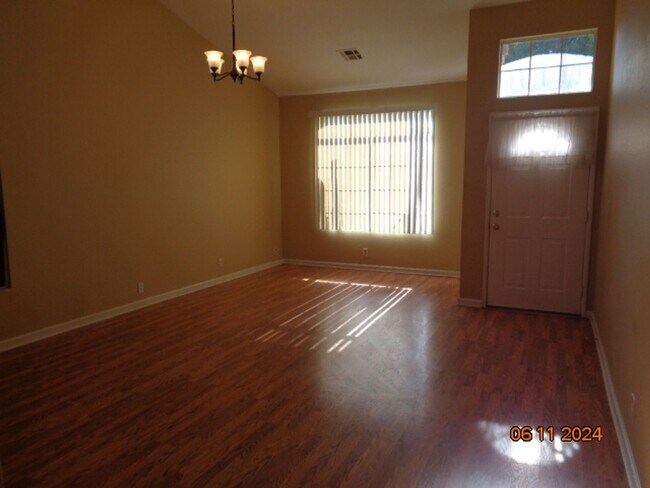 Foto del edificio - Clean West Palmdale One Story Offering 149...