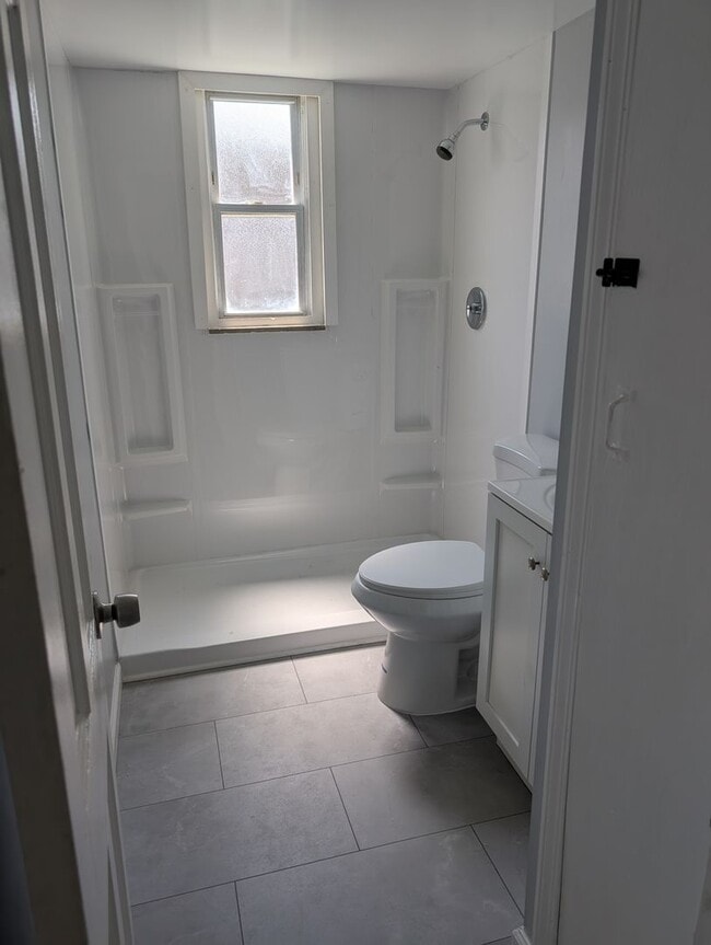 Foto del edificio - Spacious 5BR 2BA SFR w/ In-Unit W/D • Off Street Parking in Euclid