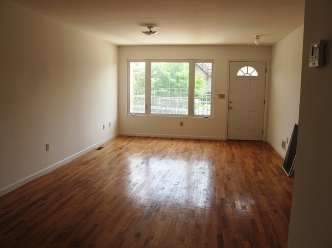 Living Room - 124 Harbor Rd
