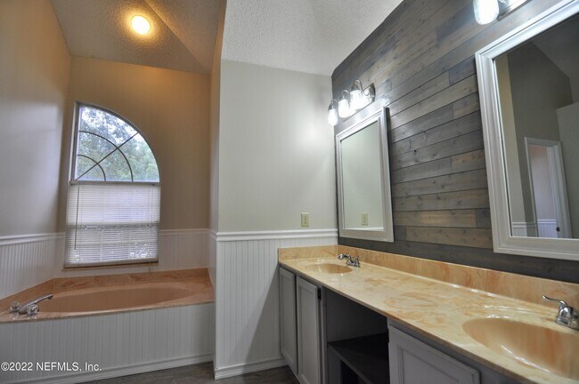 Building Photo - 12148 Runningbrook Dr